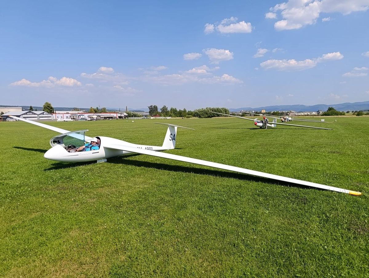 Vetroň Standard Cirrus s pilotom v kabíne na tráve letiska