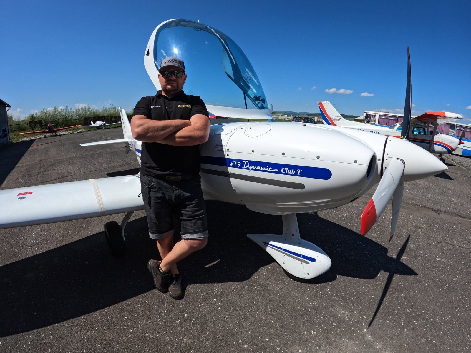 Pilot pri lietadle WT9 Dynamic na letisku