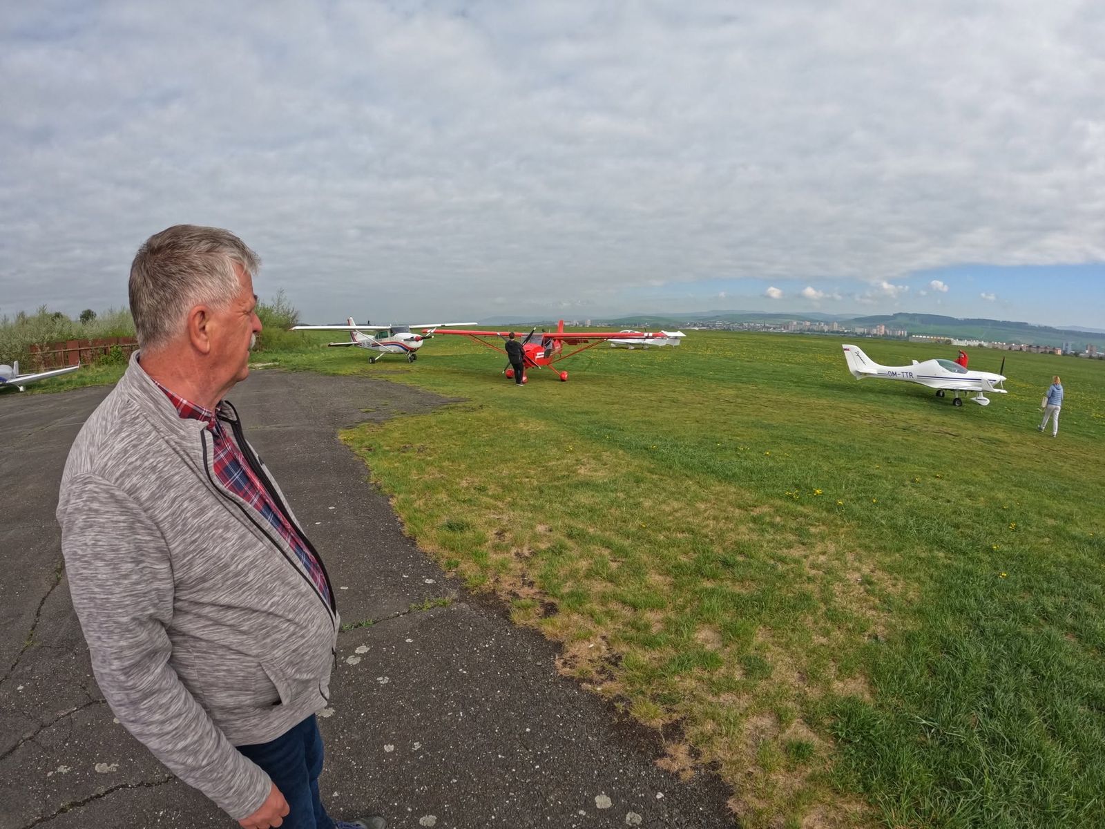 Lietadlá na stojánke letiska, v pozadí Spišská Nová Ves